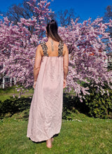 Load image into Gallery viewer, Klänning med leopardband Ljusrosa
