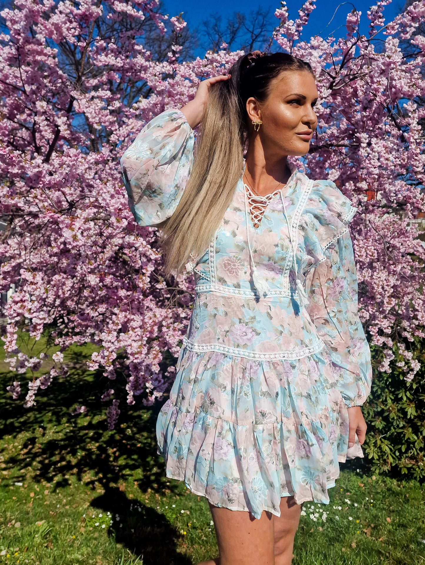 Blommig spetsklänning
