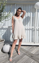 Ladda upp bild till gallerivisning, Klänning Nikki Beige
