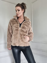 Ladda upp bild till gallerivisning, Jacka Taupe Päls Fake fur

