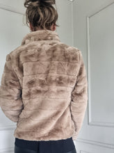 Ladda upp bild till gallerivisning, Jacka Taupe Päls Fake fur
