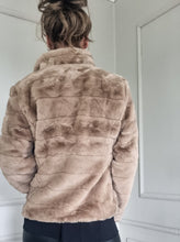 Load image into Gallery viewer, Jacka Taupe Päls Fake fur
