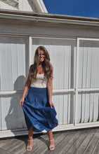 Load and play video in Gallery viewer, Kjol Ally Denimlook Mörk
