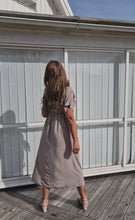 Load and play video in Gallery viewer, Klänning Annie Taupe
