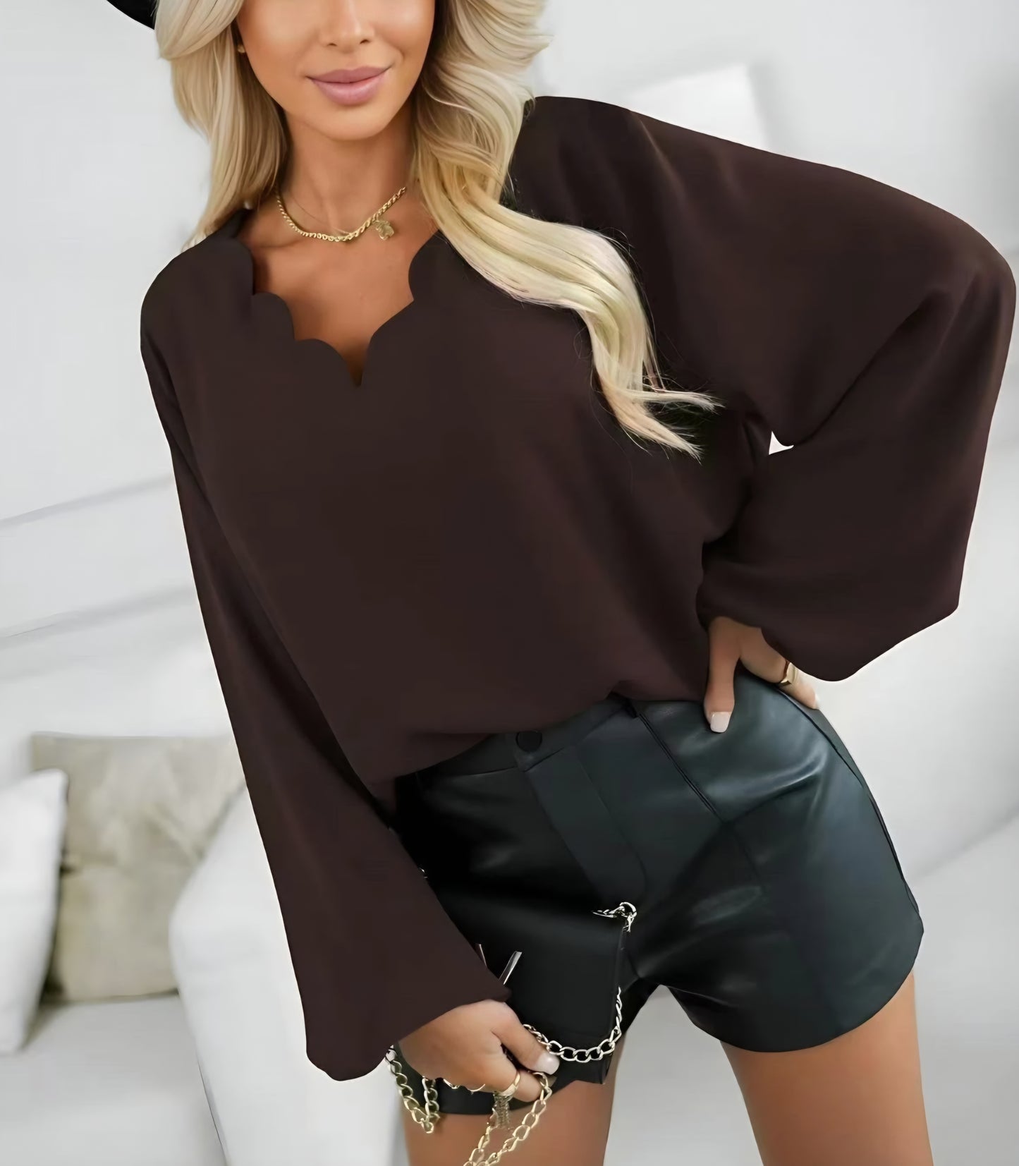 Böljande blus med vågig krage Brun