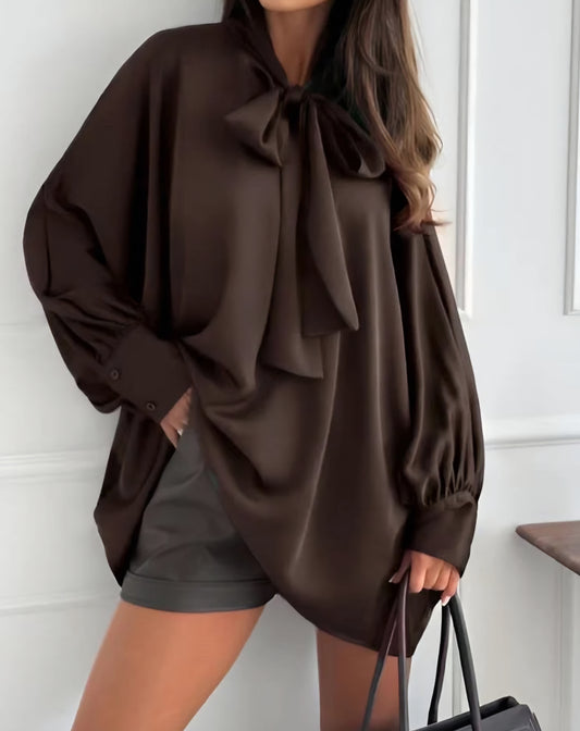Satinblus med rosettkrage Brun