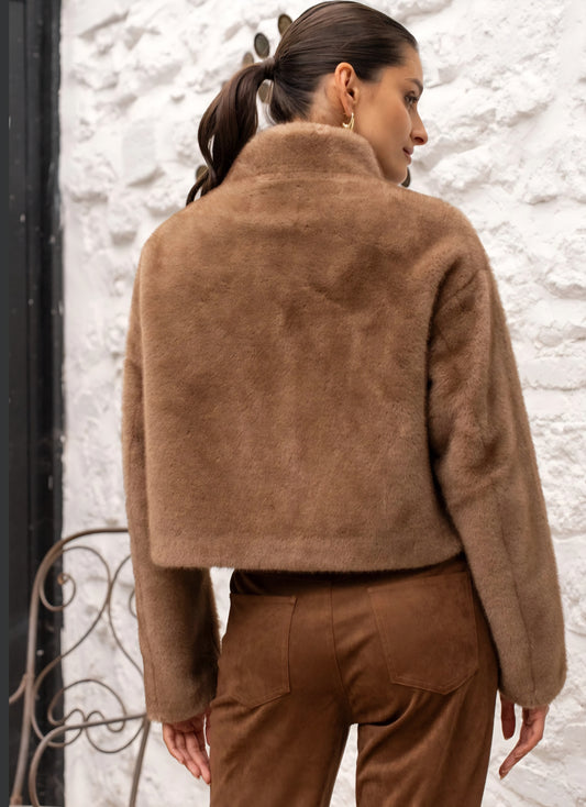 Kort fuskpälsjacka med hög krage Camel