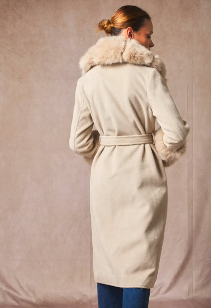 Lång kappa beige med skärp, pälskrage