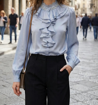 Satinblus med lager på lager av volanger Ljusblå