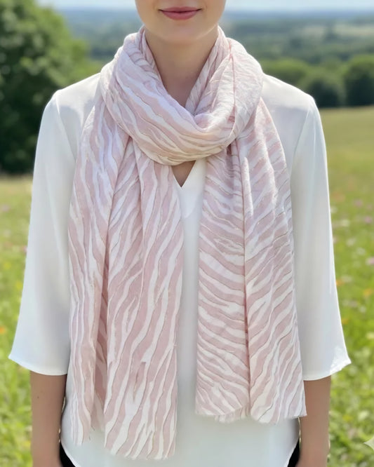 Zebramönstrad halsduk med gulddetaljer Rosa