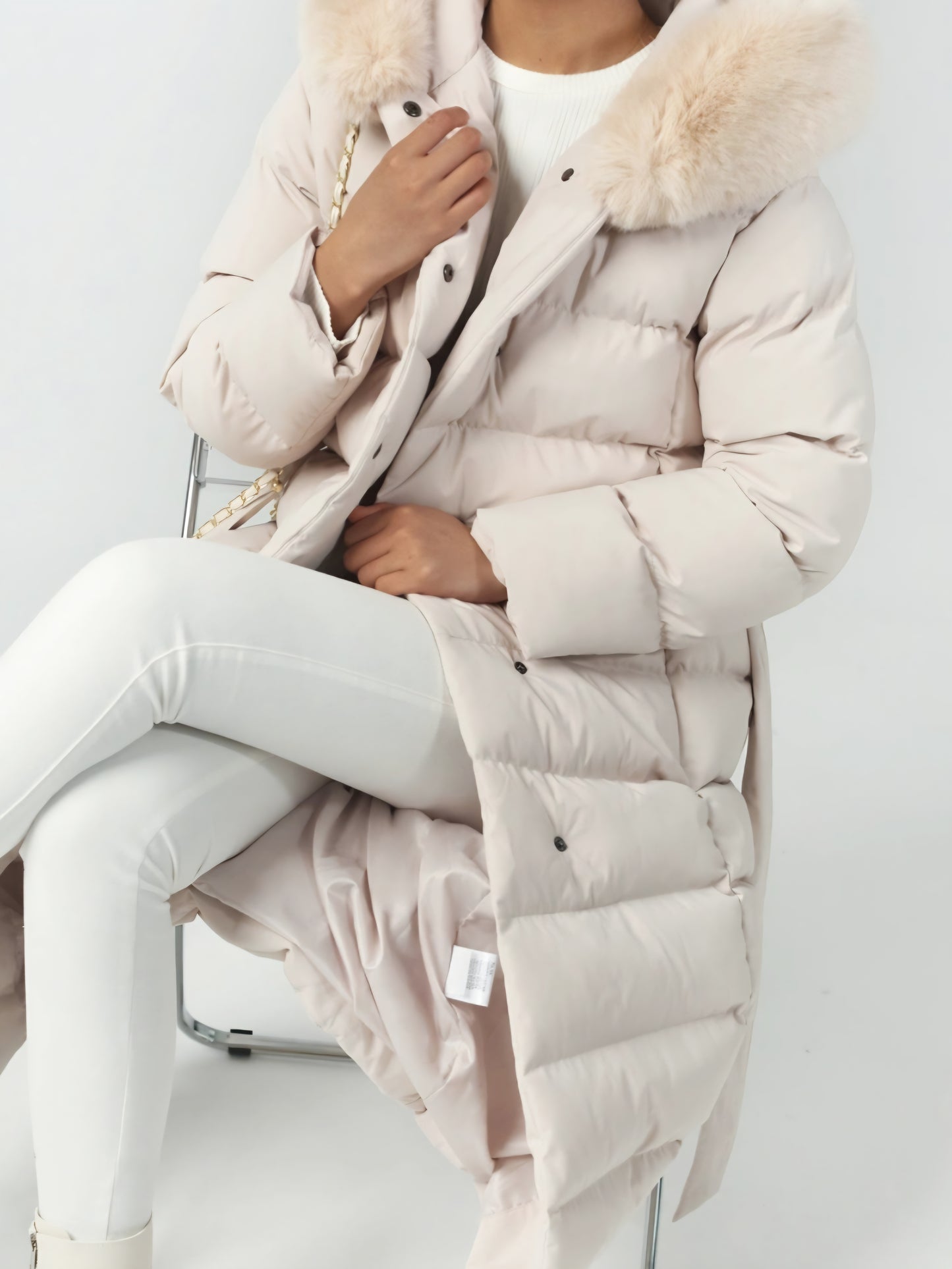 Lång quiltad jacka med huva, fuskpäls och knytbälte Beige