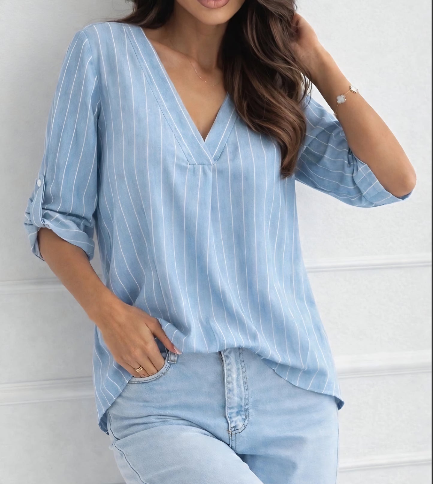Randig blus i bomull med V-ringning Ljusblå