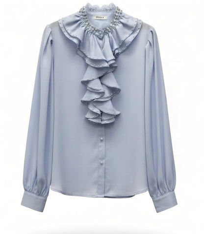 Satinblus med lager på lager av volanger Ljusblå