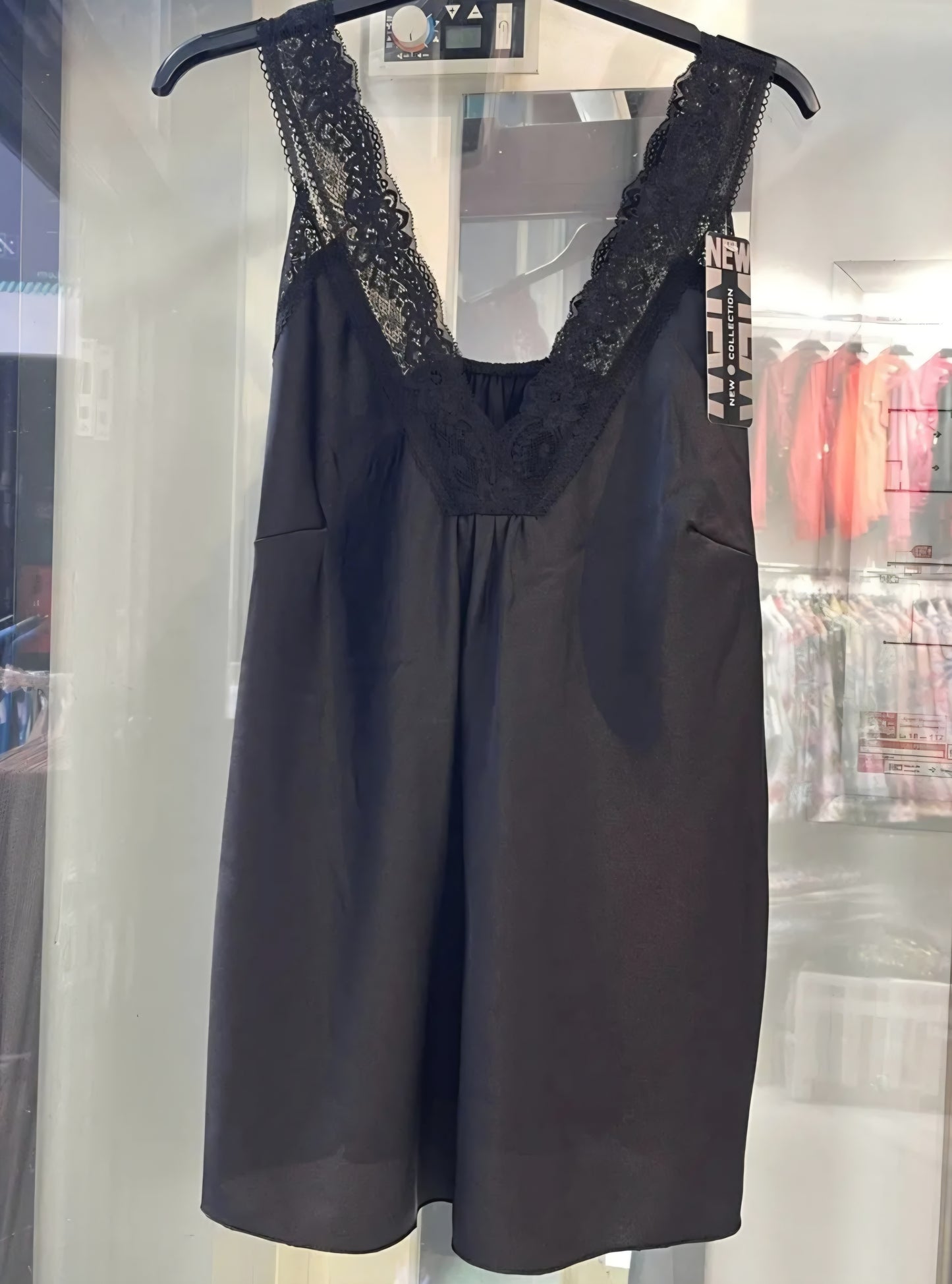 Sarah Topp i satinspets Svart