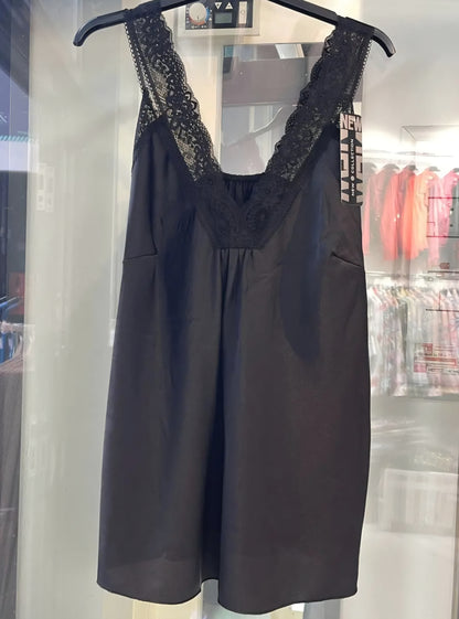 Sarah Topp i satinspets Svart