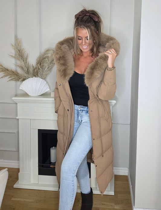 Lång dunjacka Bella med pälsfodrad huva och dragsko Camel
