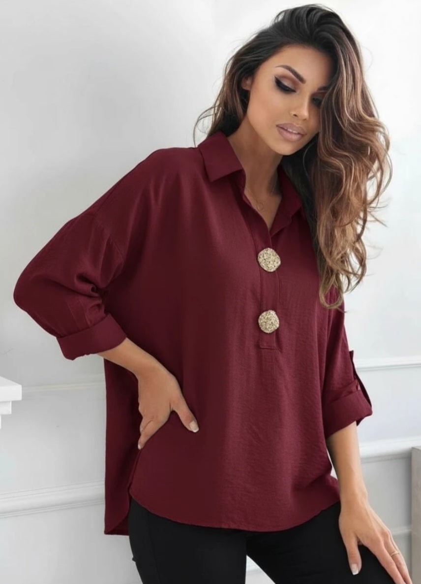 Blus med gyllene knappar Vinröd