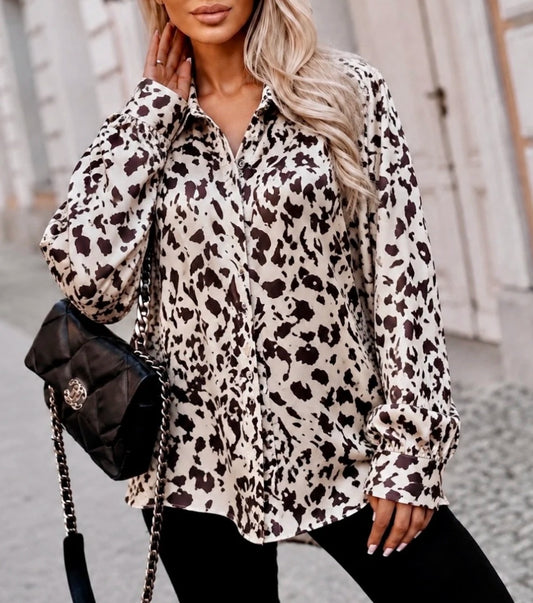Leopardmönstrad skjorta i satin Vit