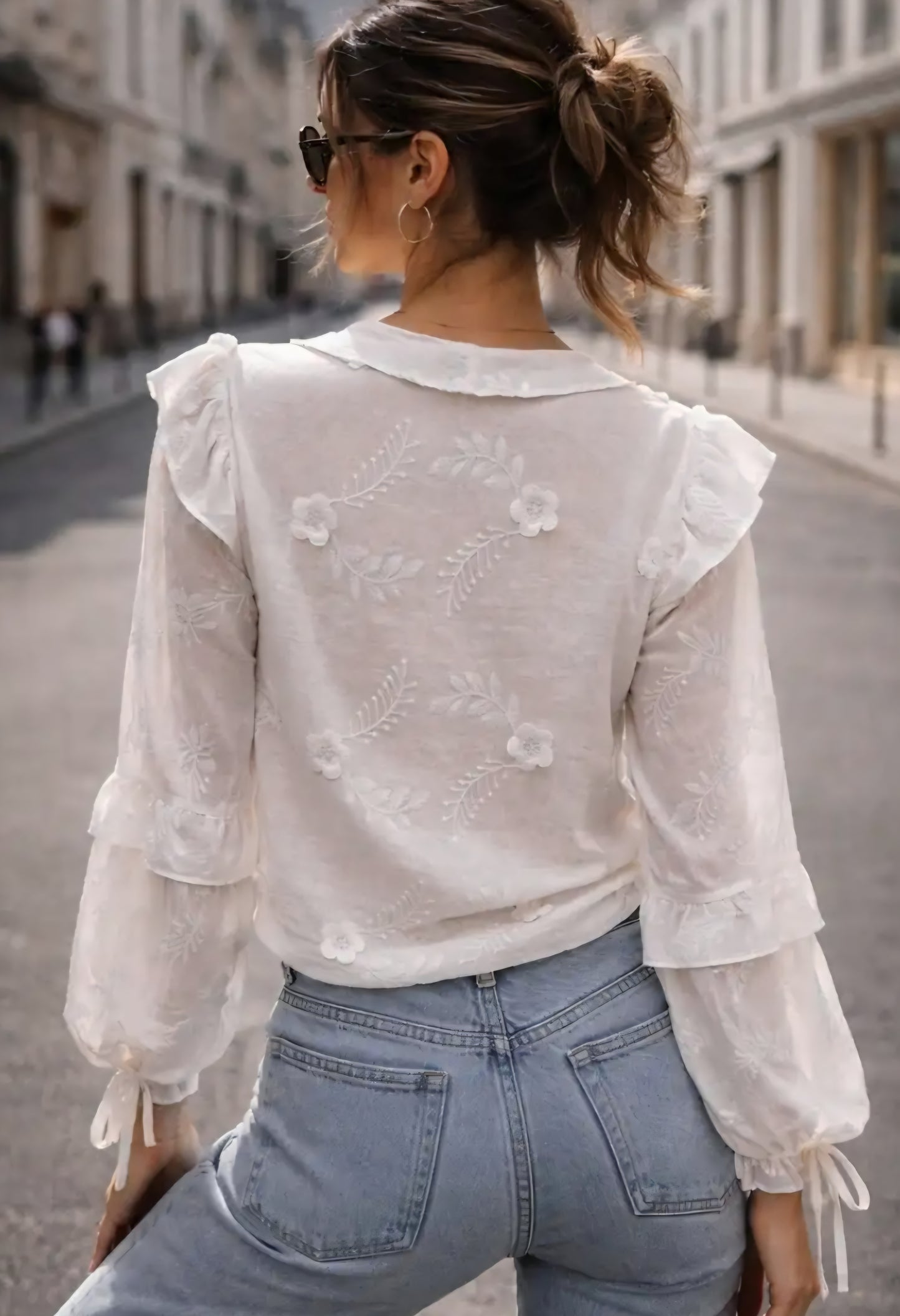 Romantisk blus med volanger och broderi Vit