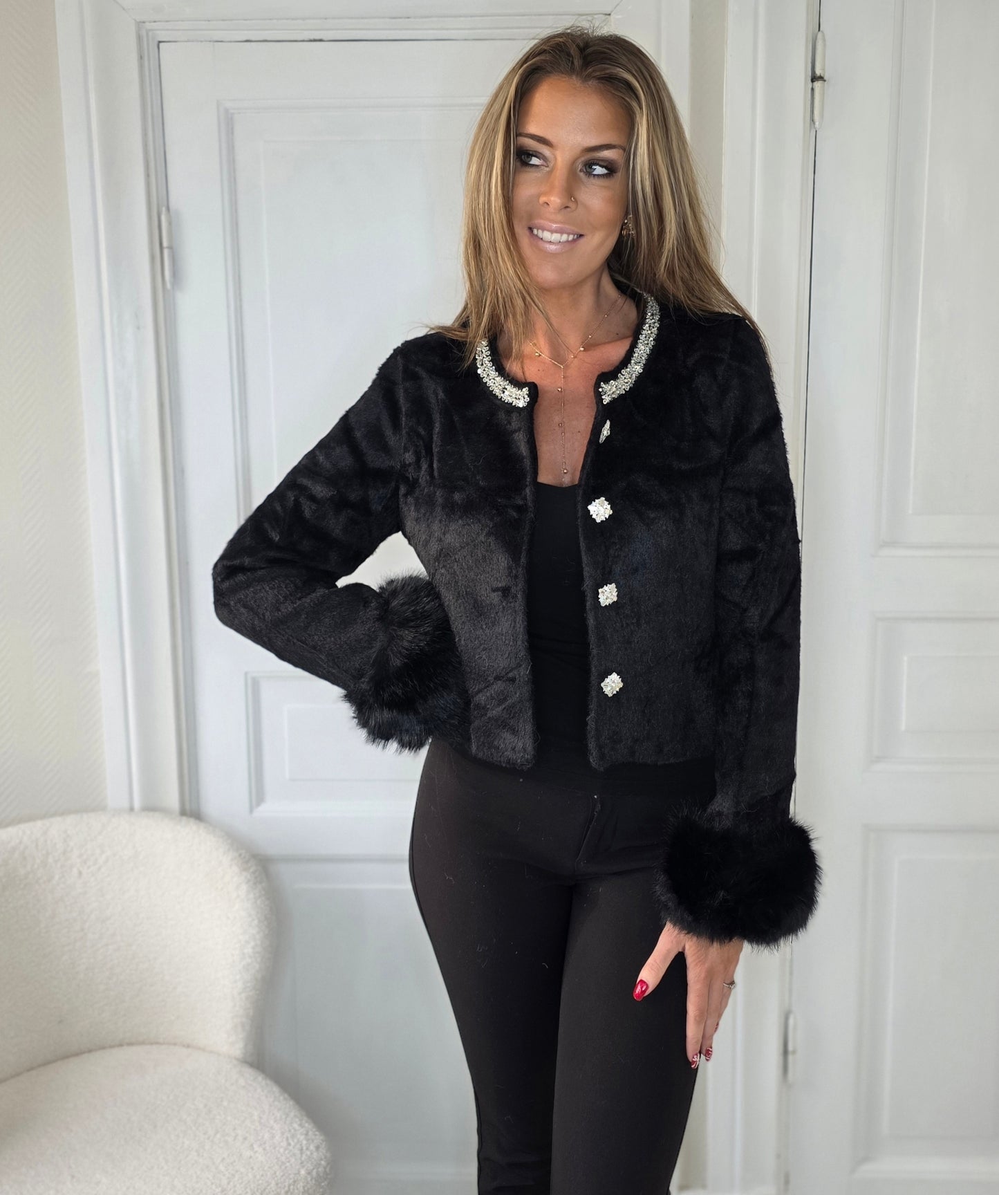 Svart Jacka i fuskpäls med snygg silver krage