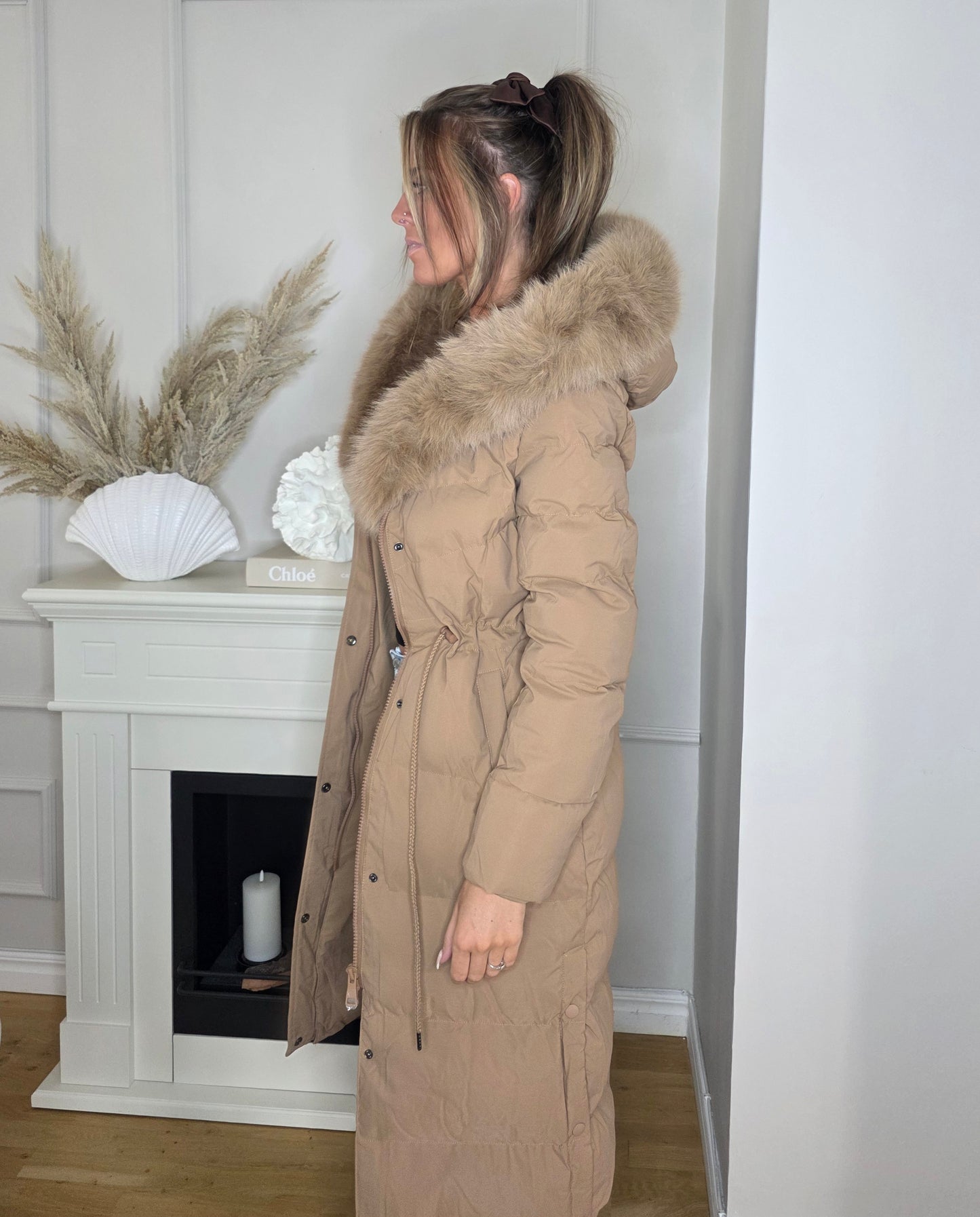 Lång dunjacka Bella med pälsfodrad huva och dragsko Camel