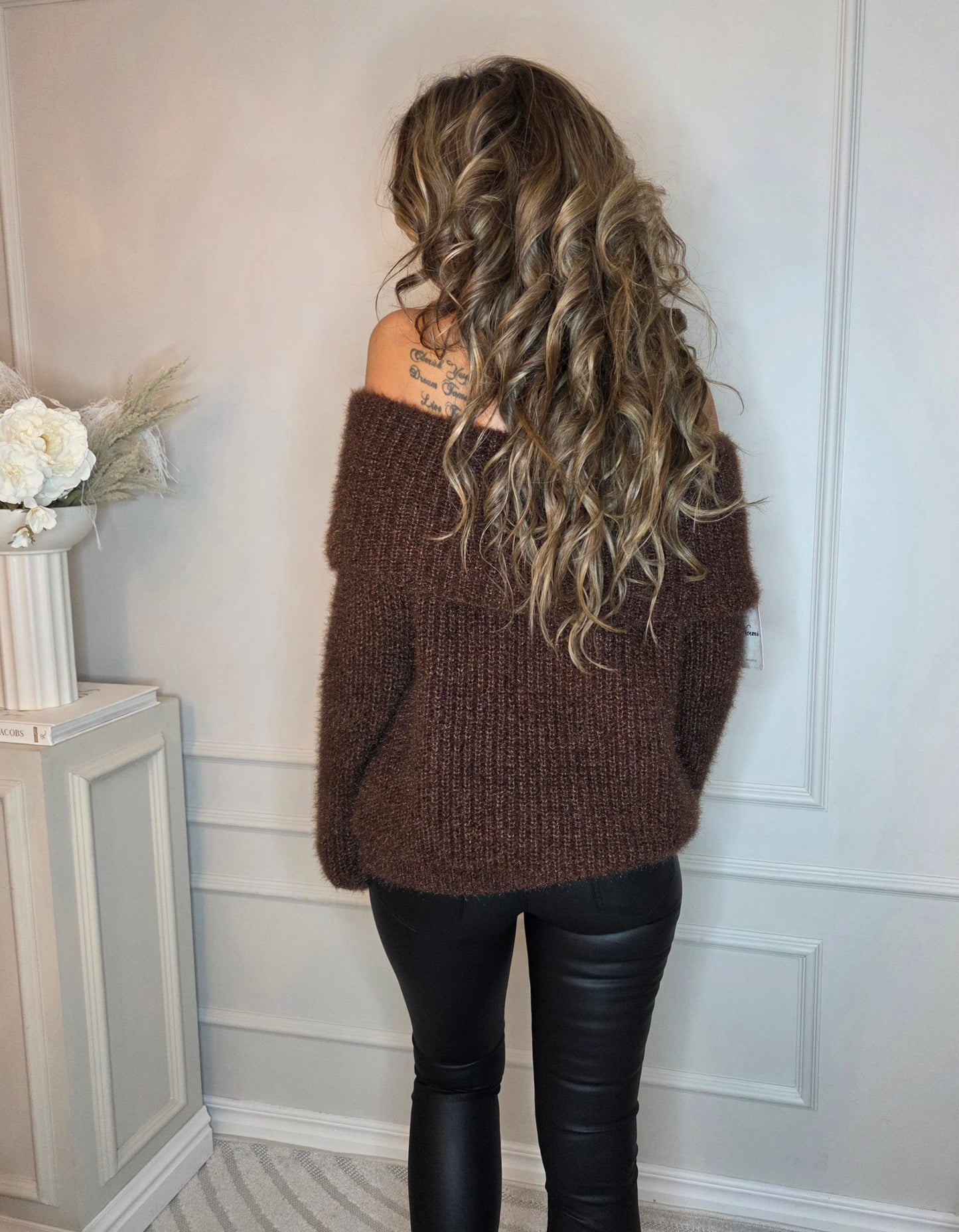 Off shoulder fluffig Tröja Brun