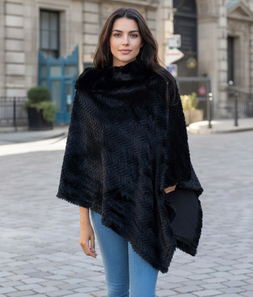 Texturerad poncho i fuskpäls Svart