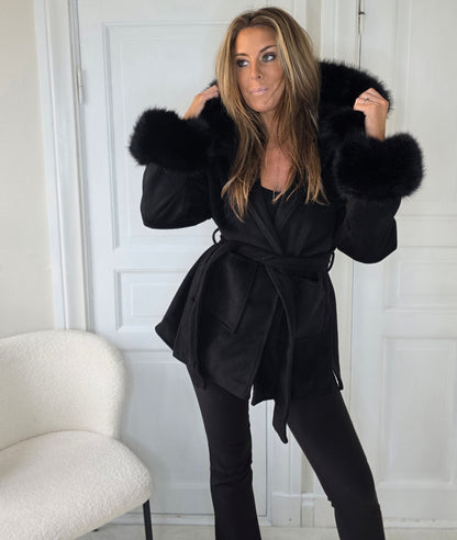 Kappa med fuskpäls och huva Svart