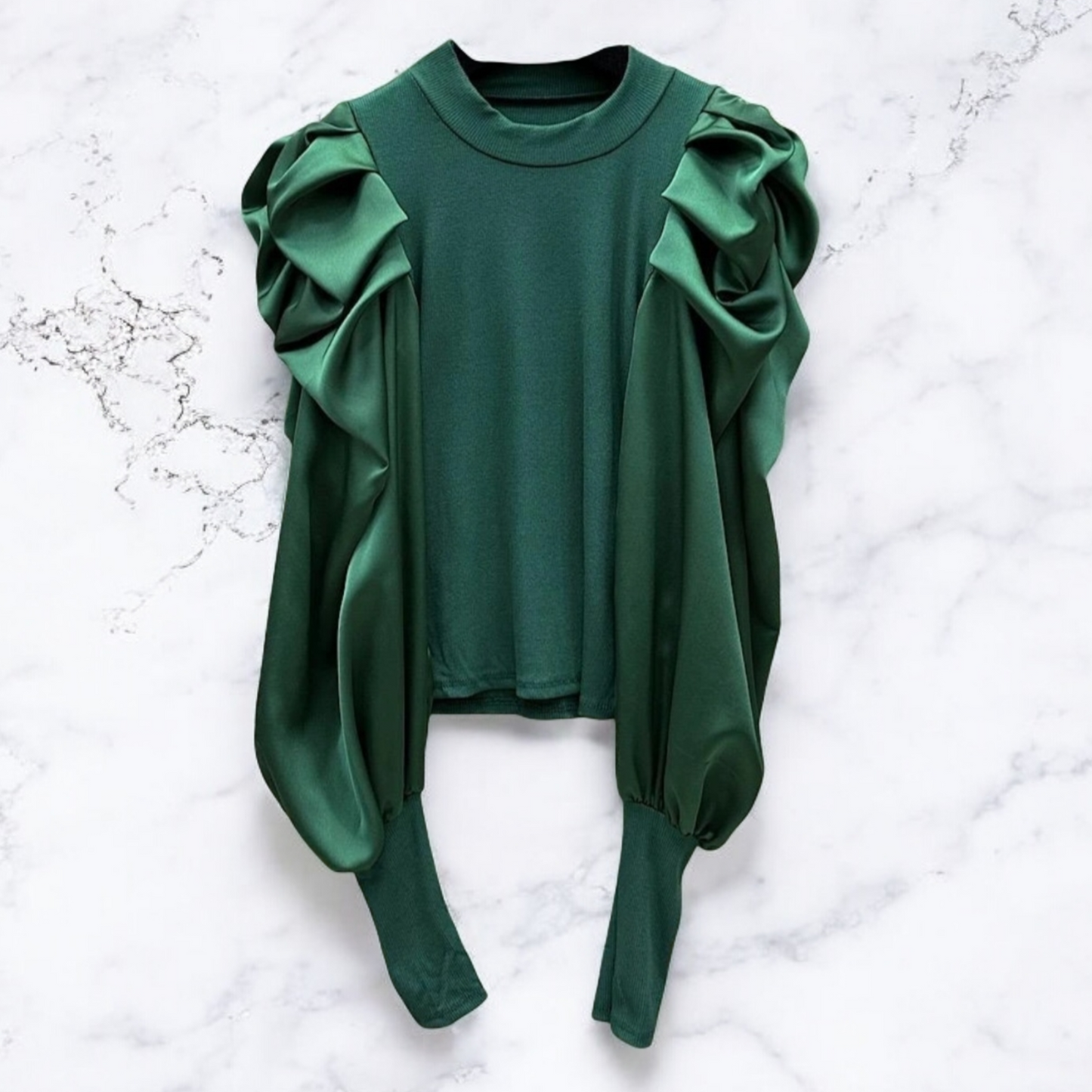 Topp med satin armar Alpingrön