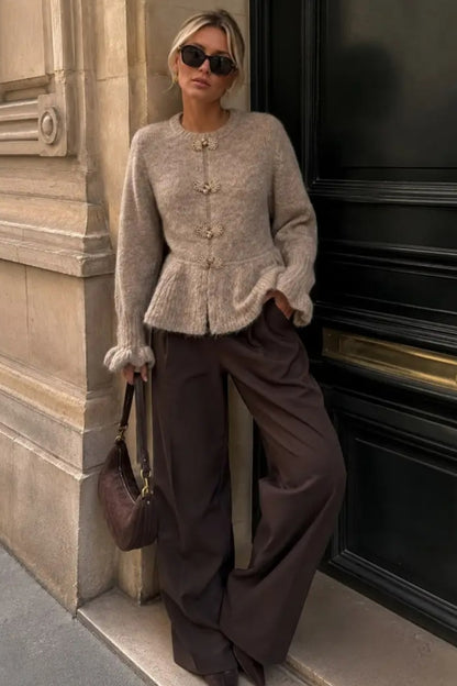 MJUK STICKAD KOFTA MED VOLANGAD PEPLUM Taupe