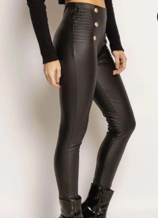 Högmidjade leggings i konstläder, dekorativa metallknappar