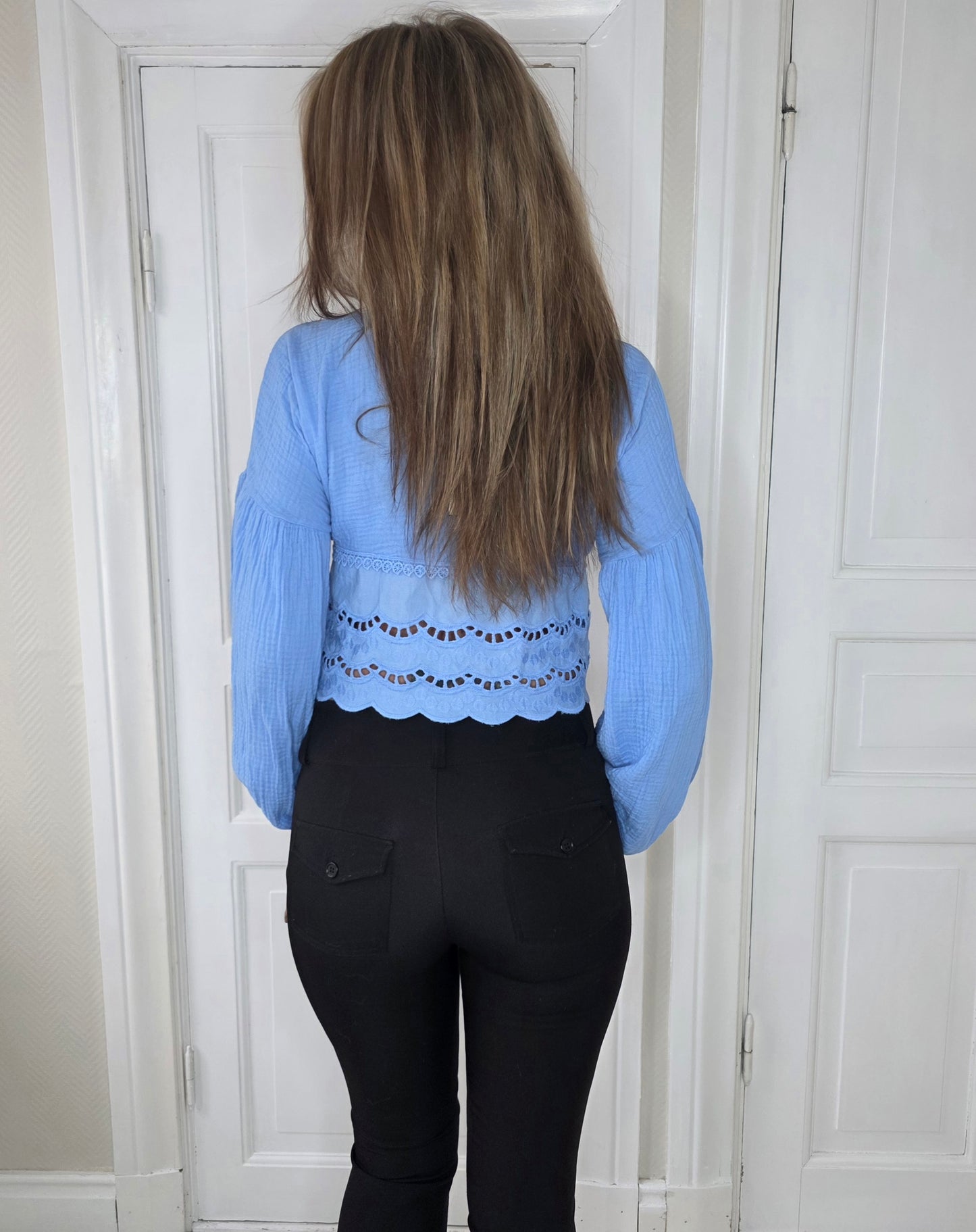 Kofta i bäckobölja med spets Blå