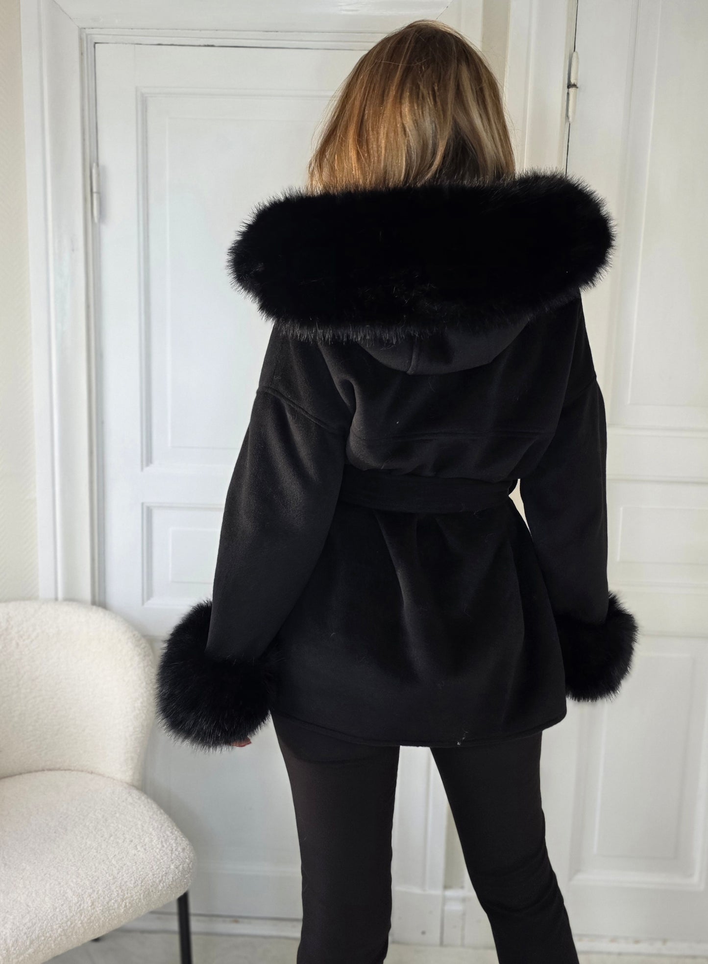 Kappa med fuskpäls och huva Svart