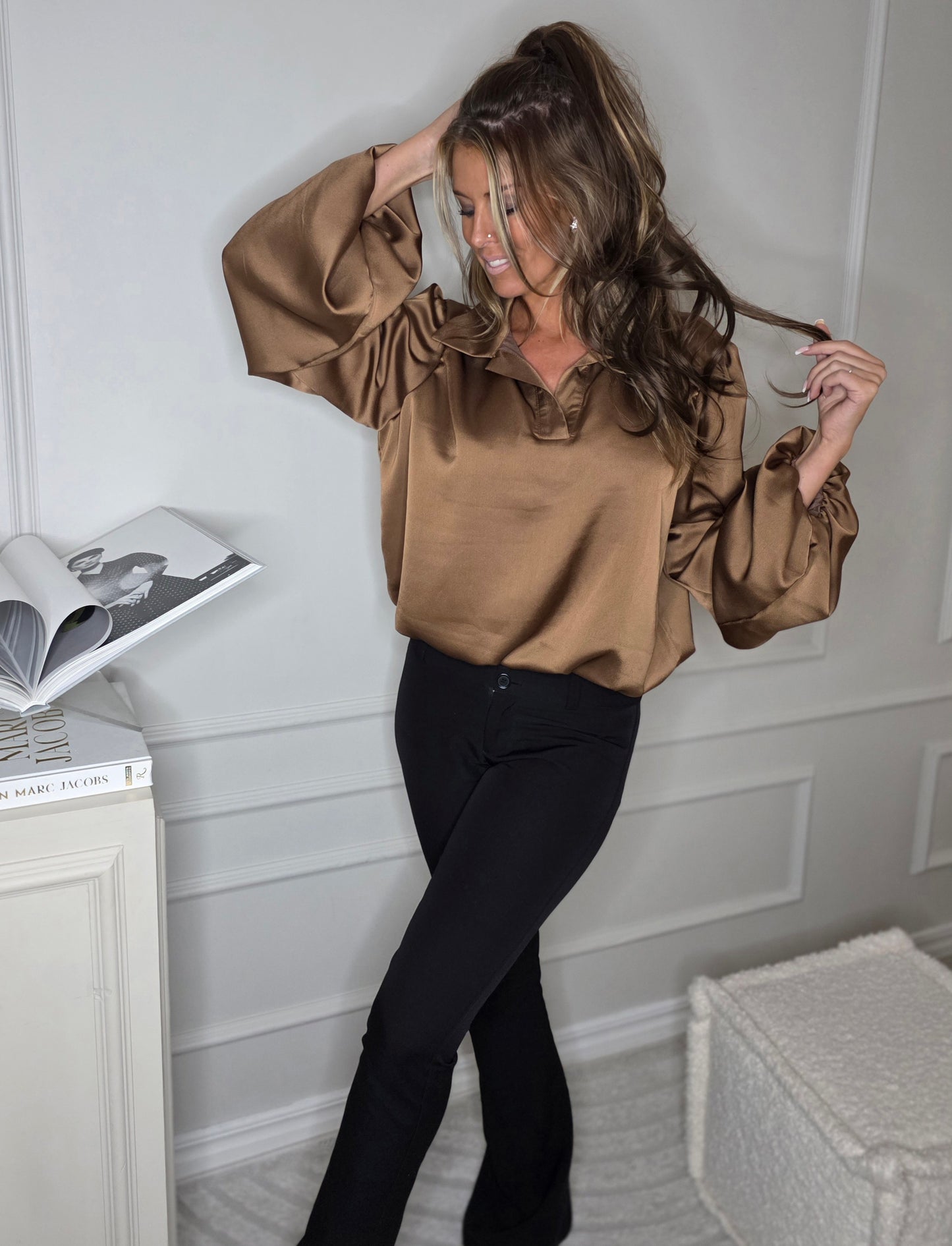 TARA-blus, böljande ärmar Brun