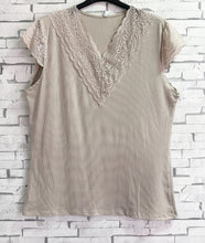 Ladda upp bild till gallerivisning, Extra stretchig Beige ribbad t-shirt
