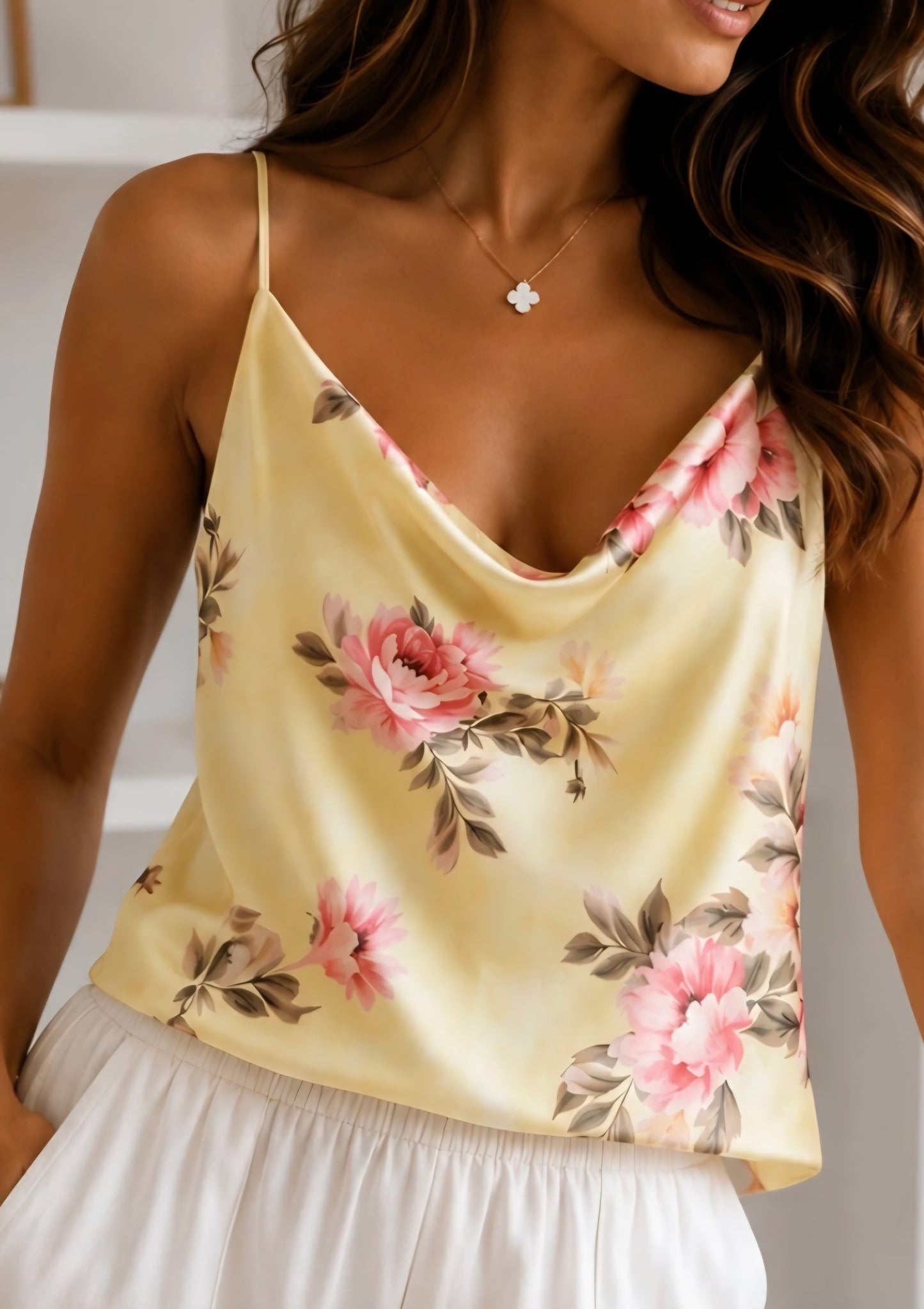 Satin topp med blommönster Gul