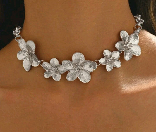 Halsband metall Blommor silver