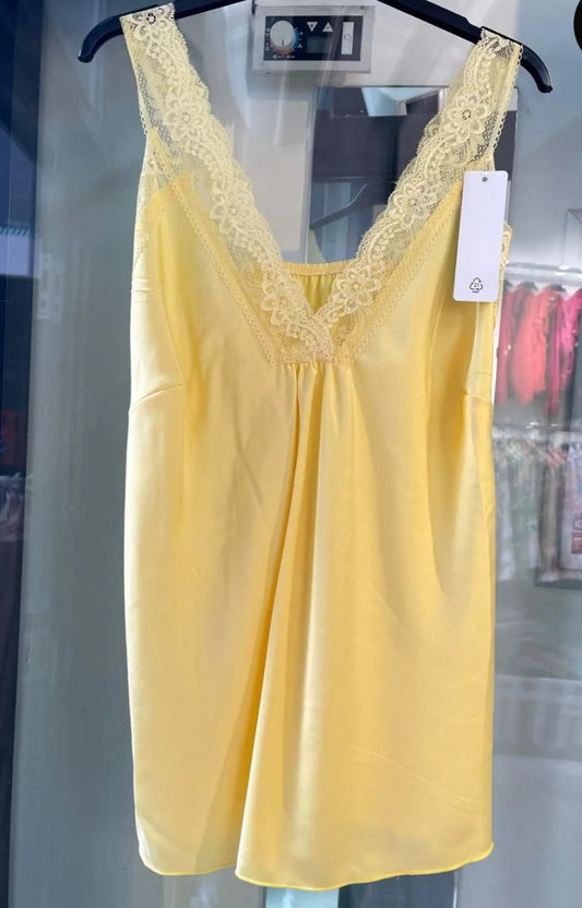 Sarah Topp i satinspets Gul