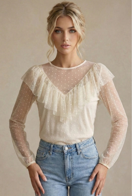 Topp – V-ringad Volang och Prickig Tyll Cream