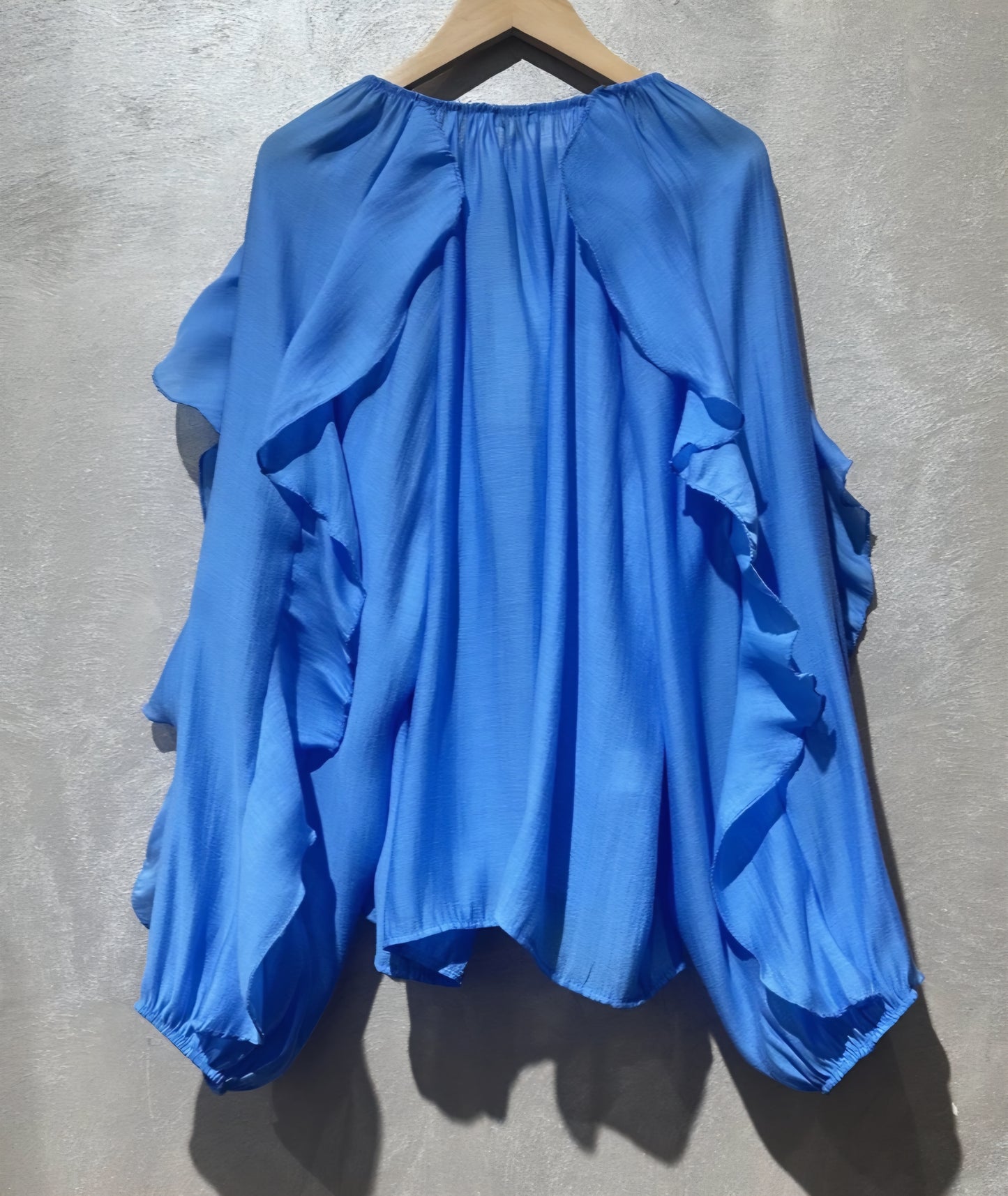 Långärmad blus med volang i lyocell blå