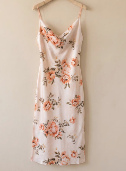 Blommig satinklänning med slits Offwhite