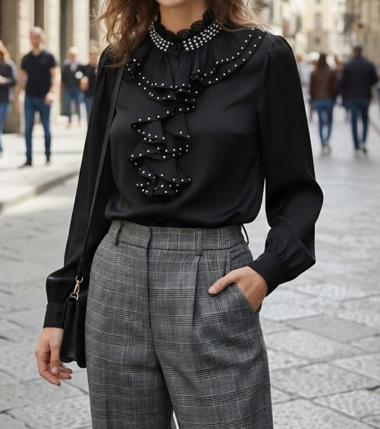 Satinblus med lager på lager av volanger Svart