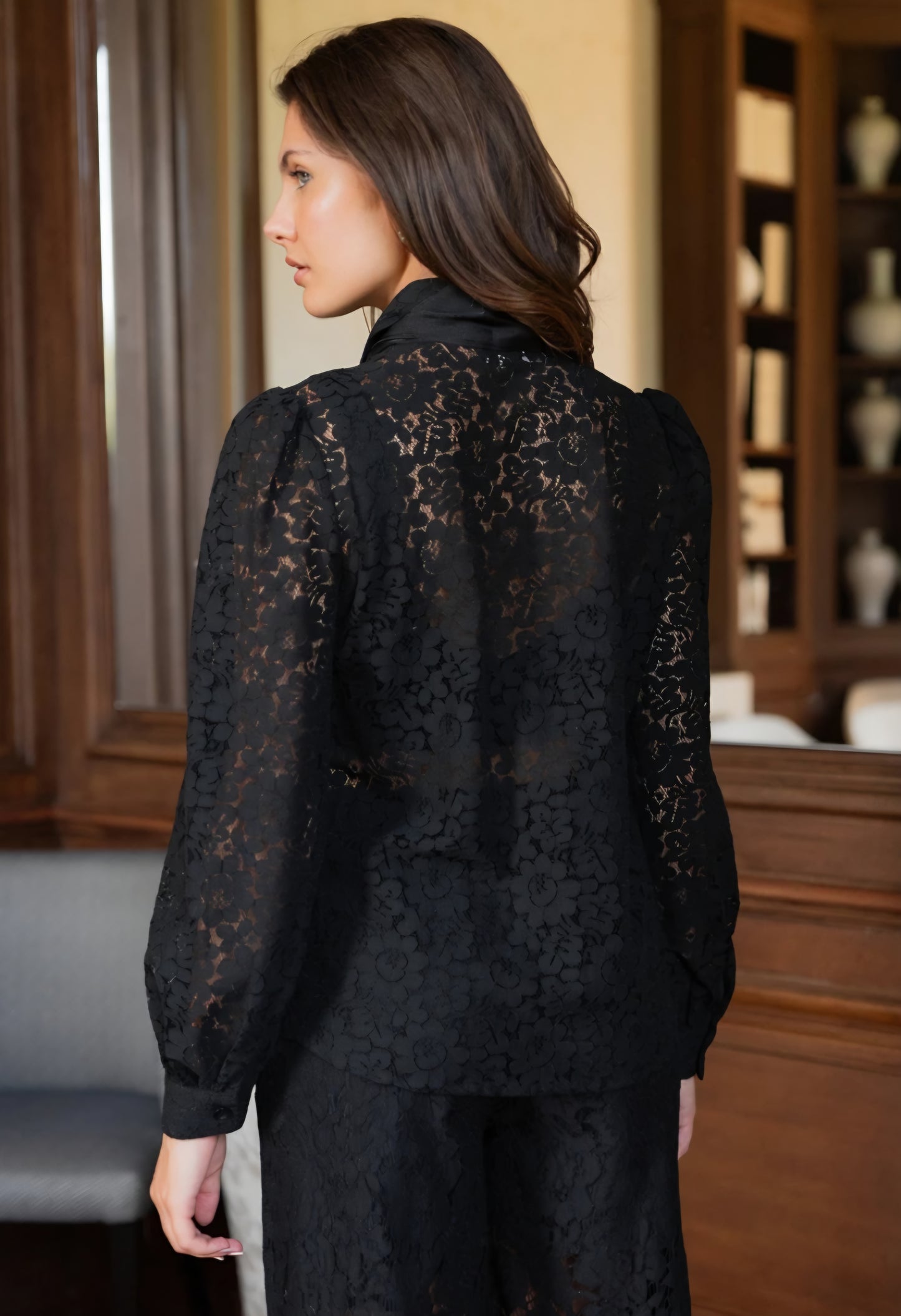 Charlotte spetsblus med avtagbar rosett Svart