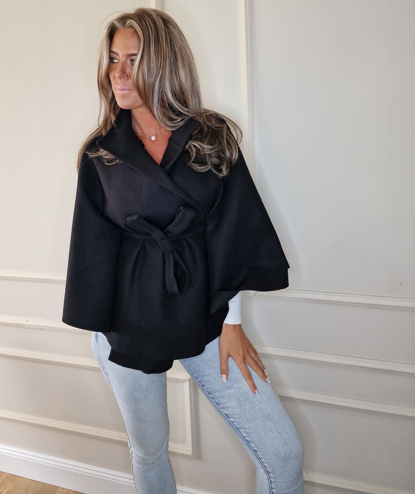 Poncho Kappa Alexandra Svart