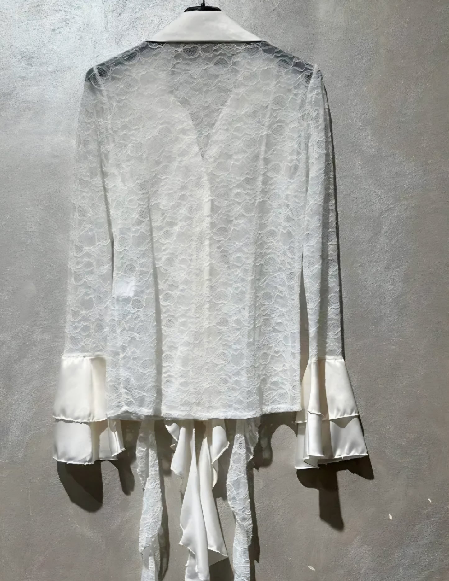 Spetsskjorta med satindetaljer