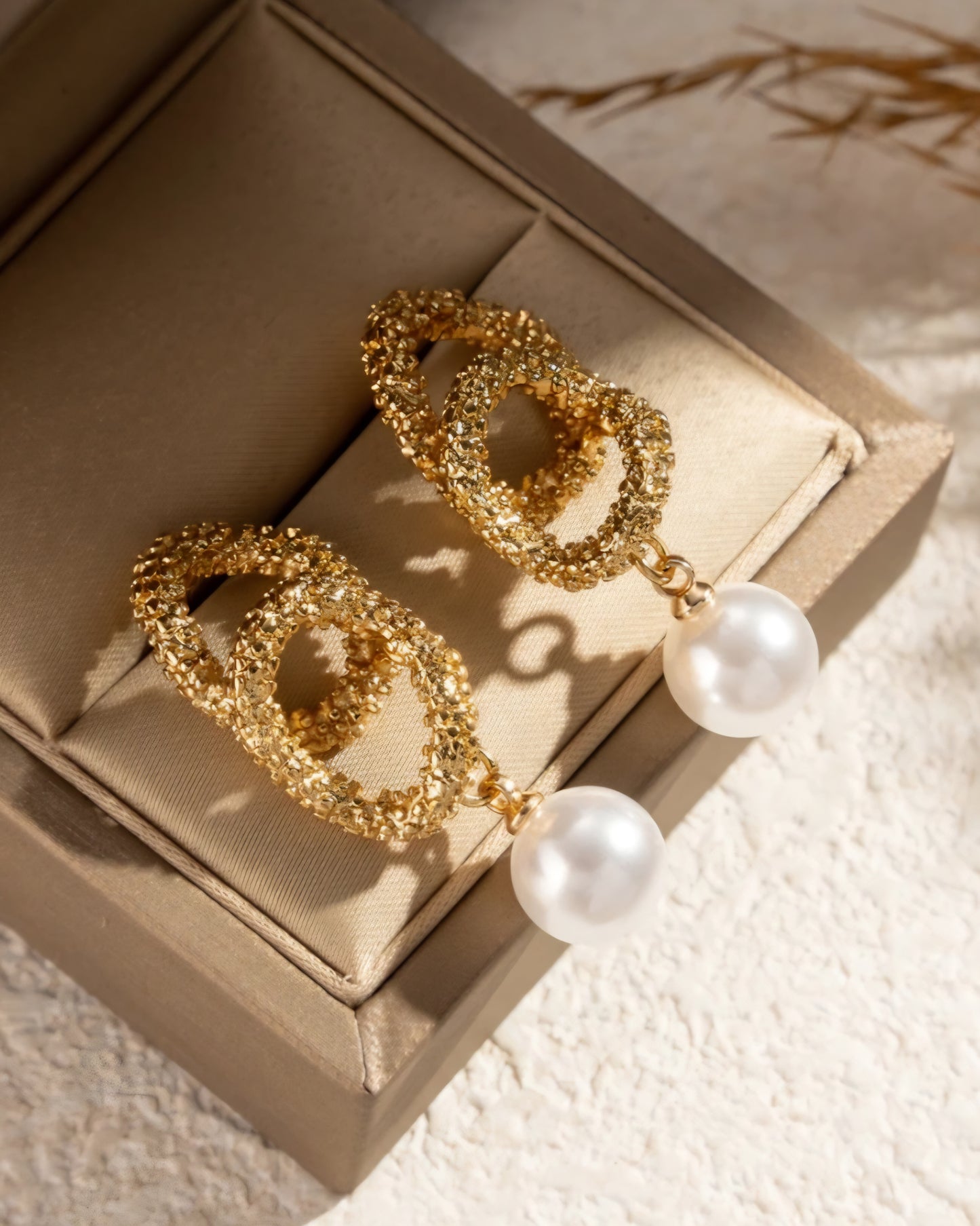 Gyllene ringar med barockpärla i rostfritt stål