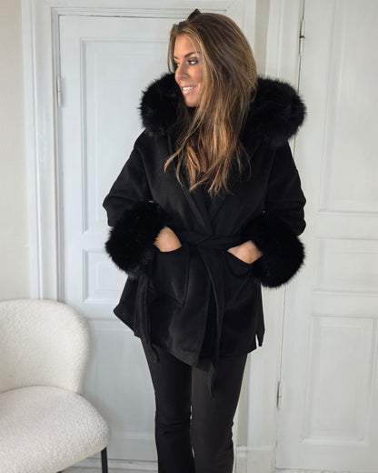 Kappa med fuskpäls och huva Svart