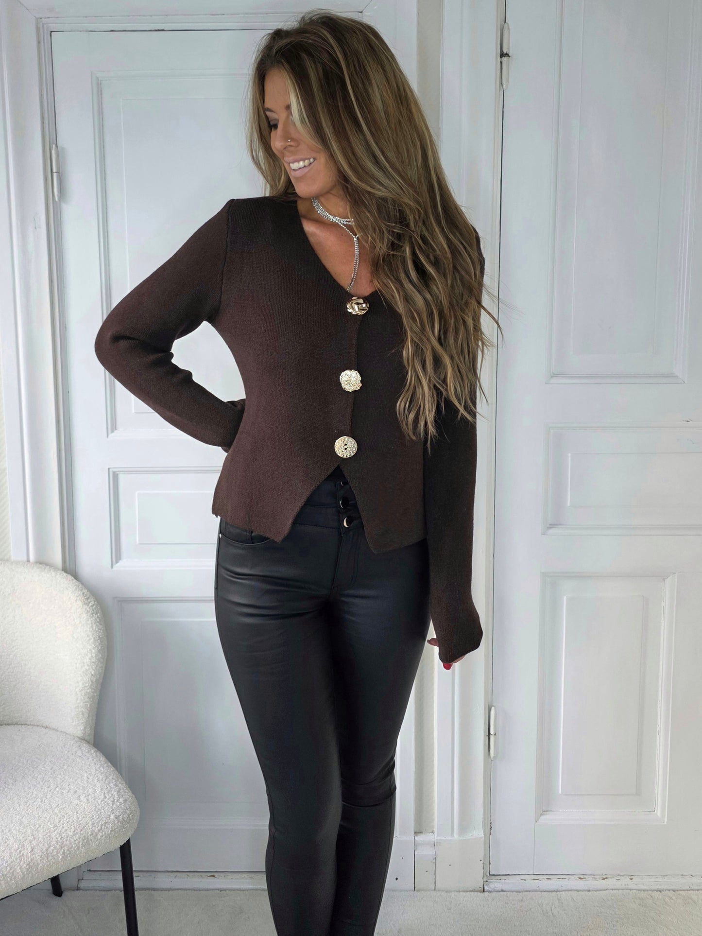 Långärmad kofta med knappar Brun