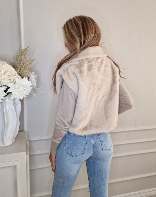 Fuskpälsväst med krage Beige