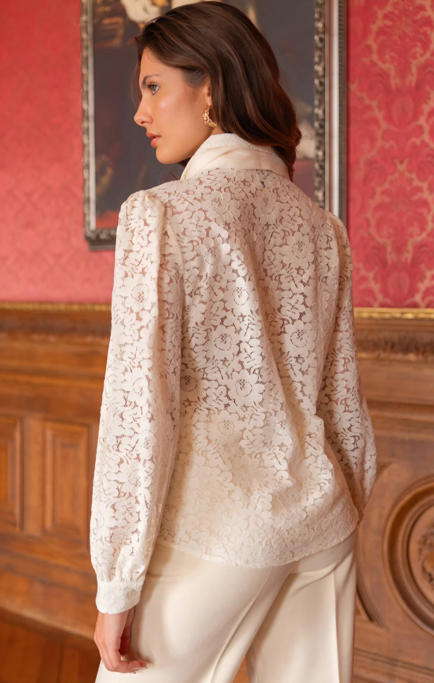 Charlotte spetsblus med avtagbar rosett offwhite